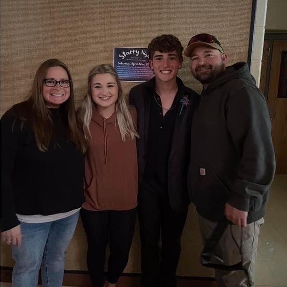 Meet your Posher, Sam - Picture 3 of 4